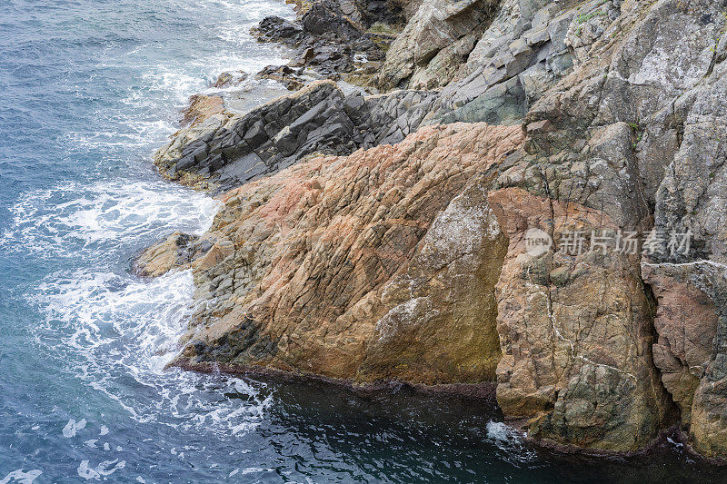 Cala Fosca, Camí de Ronda, Palamós -带岩脉的火成岩